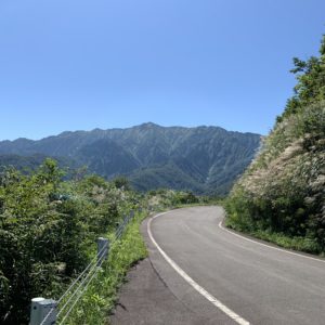 まだまだ続く!断崖絶壁ルート@R352