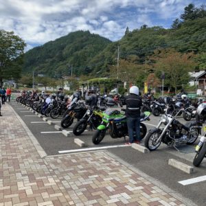ライダーで賑わう「道の駅どうし」