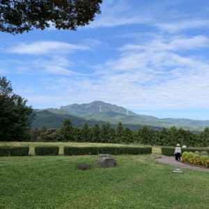 夏の山々の緑が映える赤城高原SAビュー
