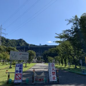 行く手に立ち塞がる田子倉湖のダム