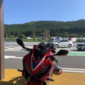 高速走行で疲れ減少~「ハイウィンドスクリーン」