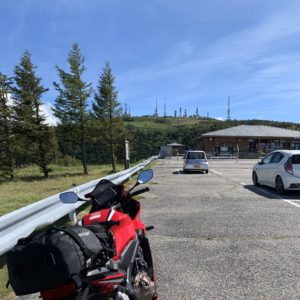 美ヶ原高原の電波塔が並ぶ山頂とCBR650R