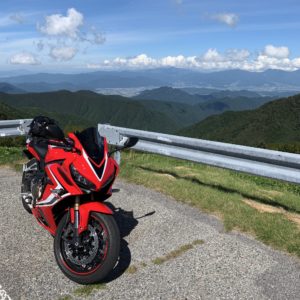 美ヶ原自然保護センターからの眺望とCBR650R