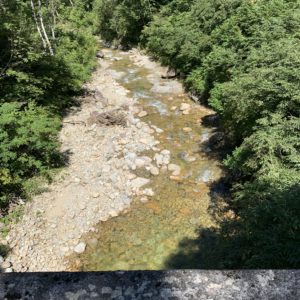 奥只見湖沿いの小さな橋の上での一枚