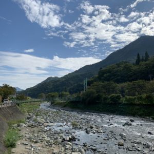 道の駅どうしの横を流れる道志川の気持ちいい風景