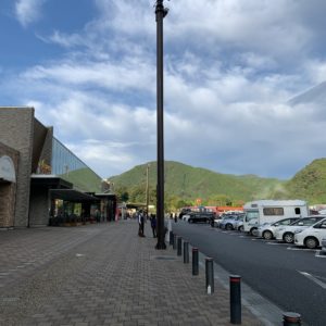 まだ緑色の山々に囲まれた談合坂SA