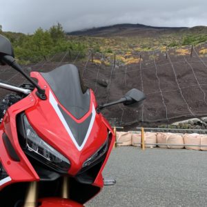 富士宮口五合目からCBR650R越しの富士山頂