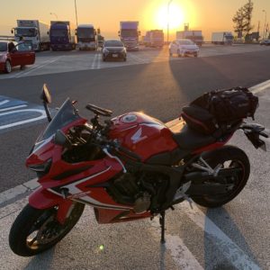 東部湯の丸SAで夕日を受けてのCBR650R