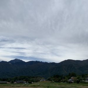 右手に南アルプス山系を仰ぎ見るツーリングルートへ