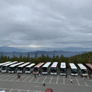大型バス軍団と南アルプス連峰＠富士山五合目