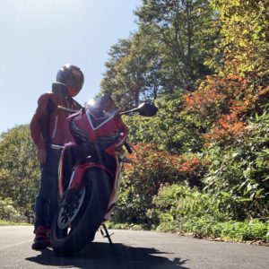 紅葉をバックにCBR650Rとのショット