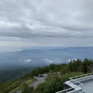 富士宮口五合目レストハウスからの霧がかった眺望