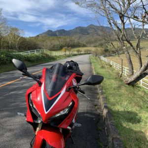 CBR650R、霧降高原道路ハイライト、牧草地帯を行く