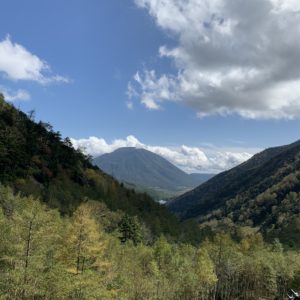 金精峠から遠くに湯の湖を見下ろす