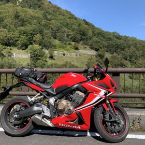 山王林道でとある眺望が開けた橋の上でのショット