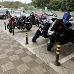 多くのバイカーで賑わっている守屋SA駐輪スペース