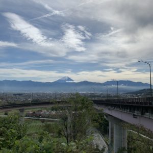 桃花橋ループの向こうの荘厳な富士山風景