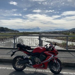 雲々と富士山と釜無川とCBR650R