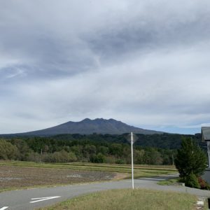 道の後方に八ヶ岳発見