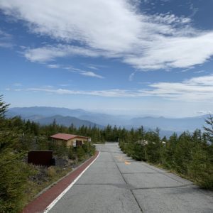 須走口五合目駐車場から急な坂を見下ろす