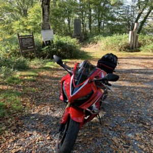 奥利根ゆけむり街道、駐車スペースにてCBR650R