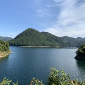 穏やかな川俣湖ビュー