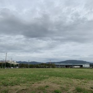 フルーツライン入口付近のコンビニから行く手の山間部を望む