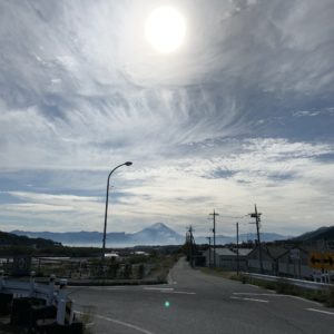 釜無川土手での富士山と太陽と雲々