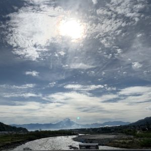 太陽と雲々と富士山と釜無川のTha日本的風景
