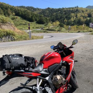 万座三差路手前のロード風景