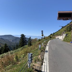 渋峠の先の山の稜線を走るルート