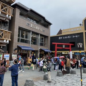 多くのアジア系観光者で賑わう富士山五合目