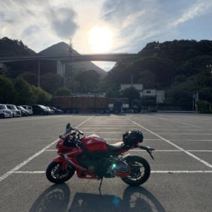 夕日をバックにCBR650Rショット