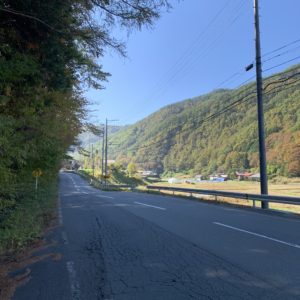 紅葉づいた風景が広がるR152①