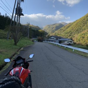 少し開けた秋を感じさせる霊峰ラインの風景