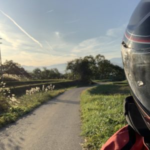 遠くに北アルプスを眺めるアルプス絶景ロードにて