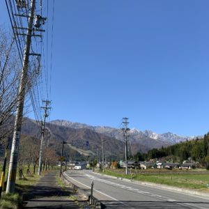 白馬連峰が間近に迫る風景