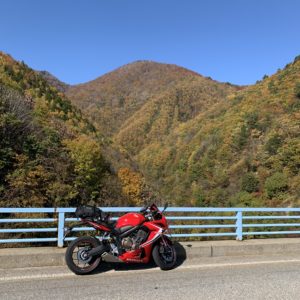 紅葉手前の山に包まれたCBR650R
