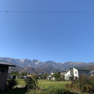 R148に並走して連なる白馬連峰