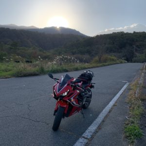 太陽が御岳山に沈む日没手前のフォトwithCBR650R