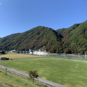 山と芝生がきれいなR152横の美和湖エリア風景