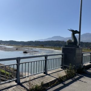 駒ヶ根市街の天竜川に架かるR49の橋の竜のモニュメント