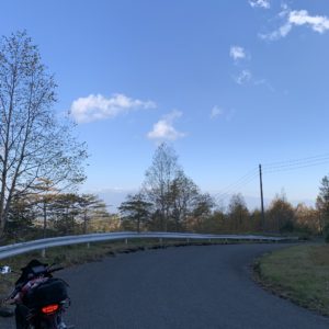 御岳ブルーライン最初の下りのカーブにて