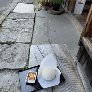 妻籠宿での昼食、肉まん＋たくわん