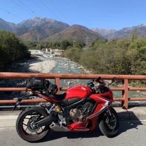 大町アルペンライン手前の絵になる一枚withCBR650R