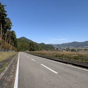 国営アルプスあずみの公園沿いの美しいロード
