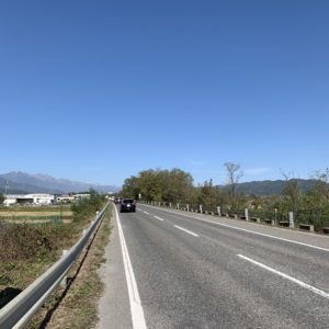 真っすぐがどこまでも続く北アルプスパノラマロード