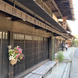 店先にお花を飾るお店が続く妻籠宿