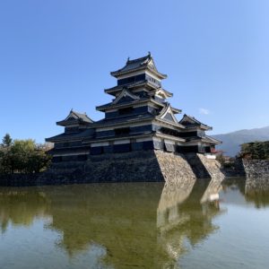 立派な石垣の上にそびえる松本城天守