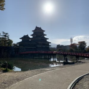 朝日を背に存在感のある松本城天守
